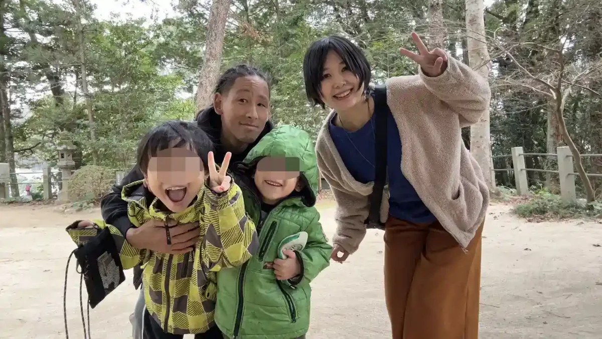 勝部竜海さん（後列左）と家族