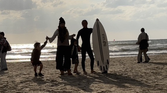 練習のときは家族で一緒に海に行くこともある（中央の4人が勝部竜海さんと家族）