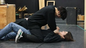 「HOPE～本を焼き尽くす悪魔～」の稽古をする、劇団銅鑼の出演者たち