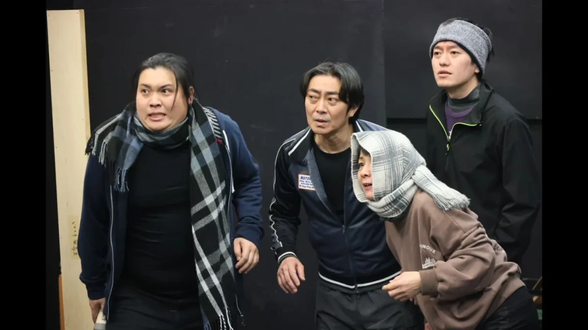 「HOPE~本を焼き尽くす悪魔~」の稽古をする、劇団銅鑼の出演者たち