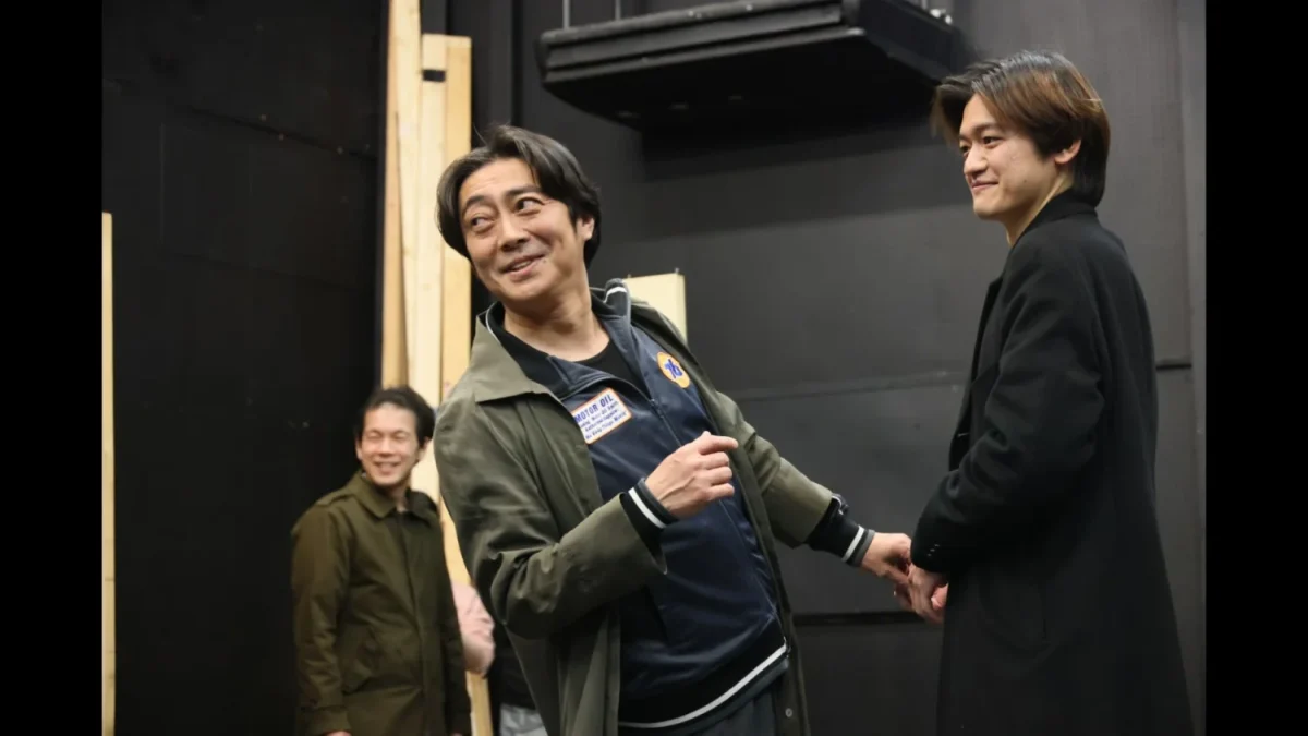 「HOPE~本を焼き尽くす悪魔~」の稽古をする、劇団銅鑼の出演者たち