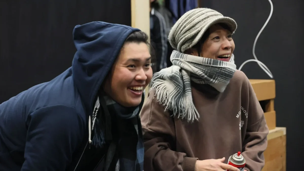 「HOPE~本を焼き尽くす悪魔~」の稽古をする、劇団銅鑼の出演者たち