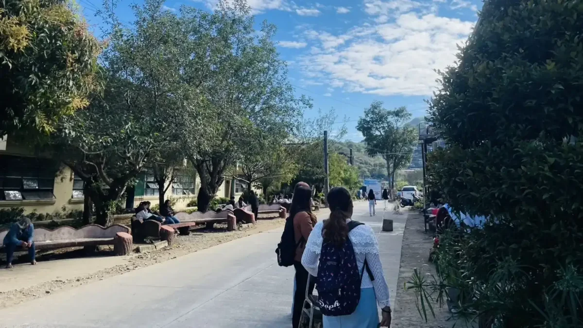 ベンゲット州立大学のキャンパス内