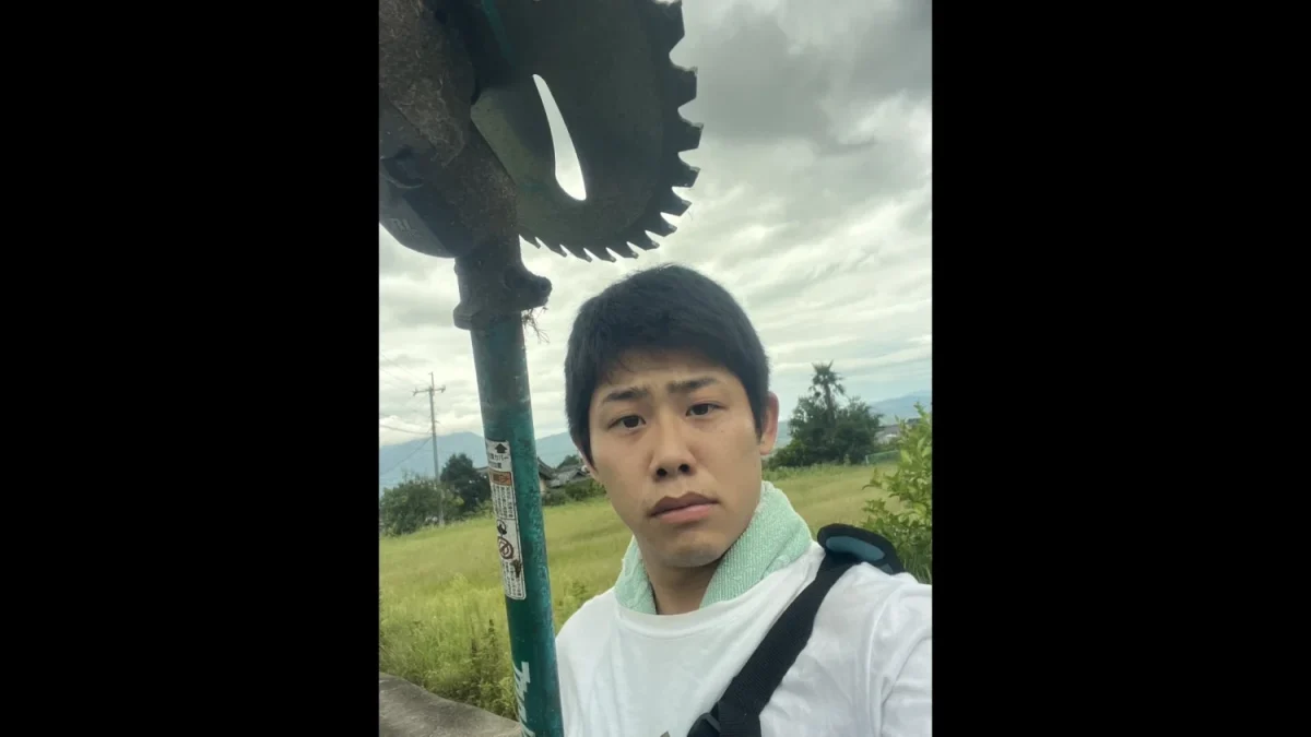 農作業に向かう「てんてらてーんあきら」さん(あきらさんの実家は農家だ。芸人になってからも実家を手伝うことがあった)