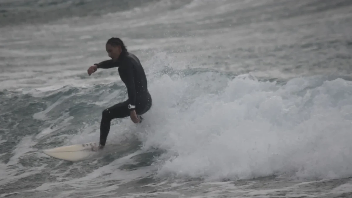 サーフィンの練習をする勝部竜海さん