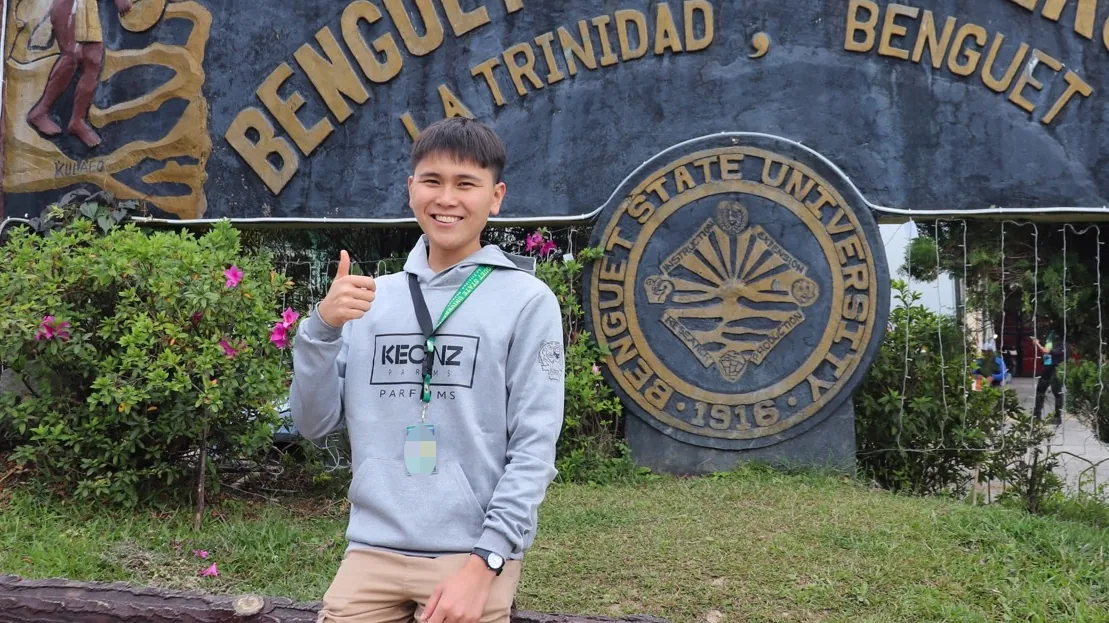 フィリピンに留学中の屋内壮馬さん（ベンゲット州立大学の正門前で）