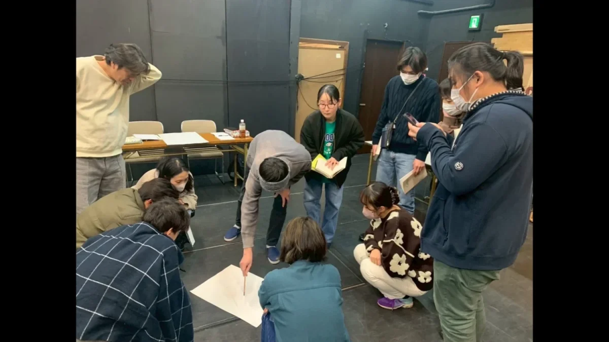 演技にいかすため、物語に登場する国について調べる劇団銅鑼の人たち