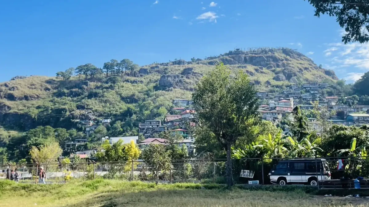 ベンゲット州立大学の近くには小高い山がある