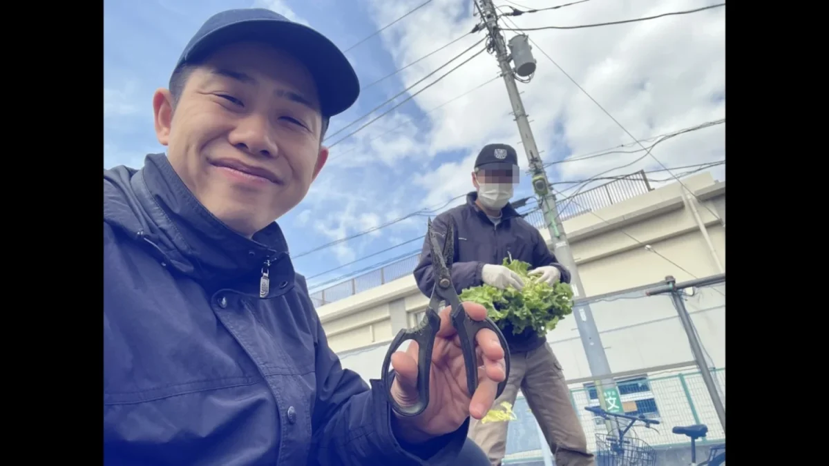 農業が大好きな、てんてらてーんあきらさん（
左）（東京に来てからも、知り合いの畑を手伝うことがある）
