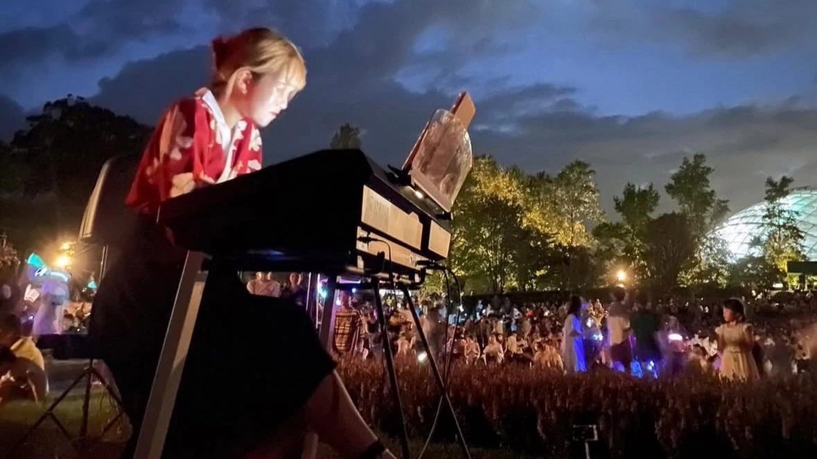 だんだん暗くなる中で演奏する、ほりピさん（このあと鍵盤が見えなくなり、ブラインドタッチ状態で演奏した）