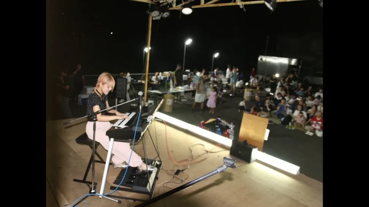 夏祭りのとき、虫が大量に寄って来る中で演奏した「ほりピ」さん