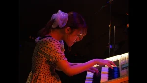 ライブハウスで演奏する、ほりピさん（エレクトーン奏者はライブハウスなどの暗い場所で演奏することも多い）