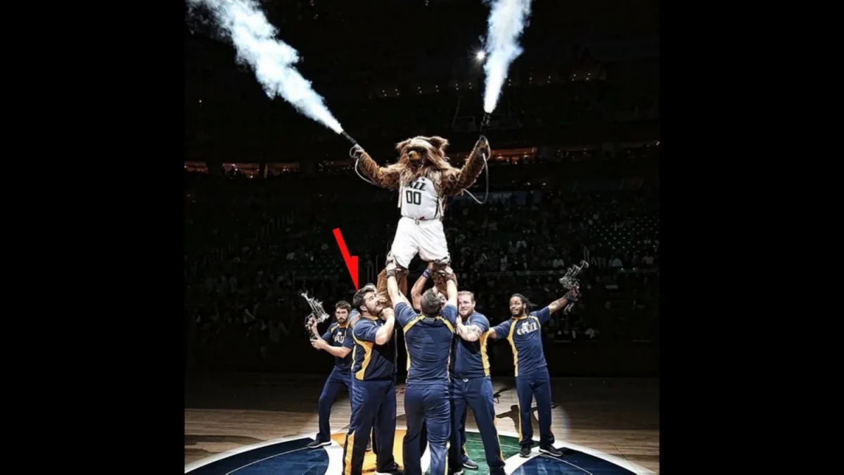 ユタ・ジャズのチアリーダー（矢印の男性がベンジャミン・バンキャンペンさん）