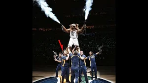 ユタ・ジャズのチアリーダー（矢印の男性がベンジャミン・バンキャンペンさん）