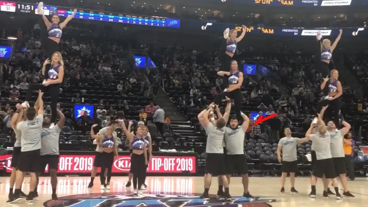 ユタ・ジャズのチアリーダー（矢印の男性がベンジャミン・バンキャンペンさん）