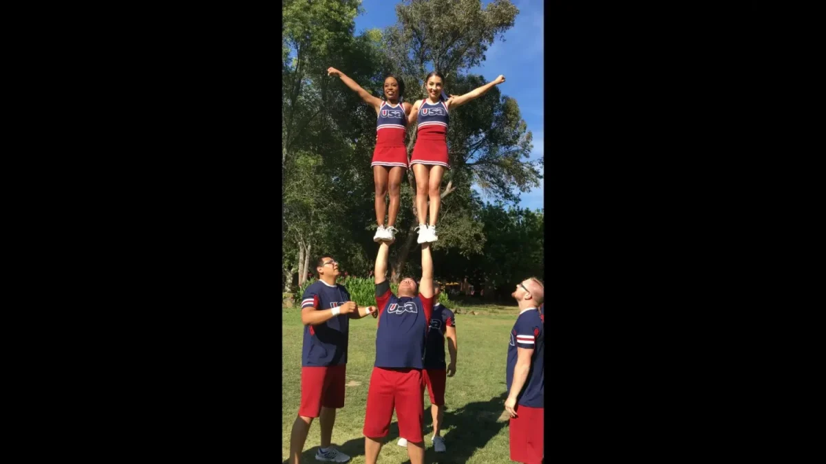 ユタ・ジャズのチアリーダー（２人の女性を下から支えている男性がベンジャミン・バンキャンペンさん）