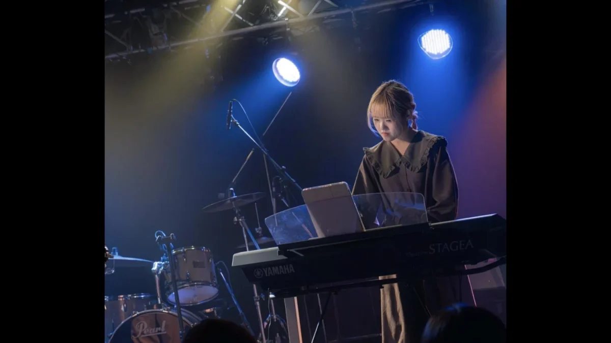 エレクトーンの演奏をする、ほりピさん