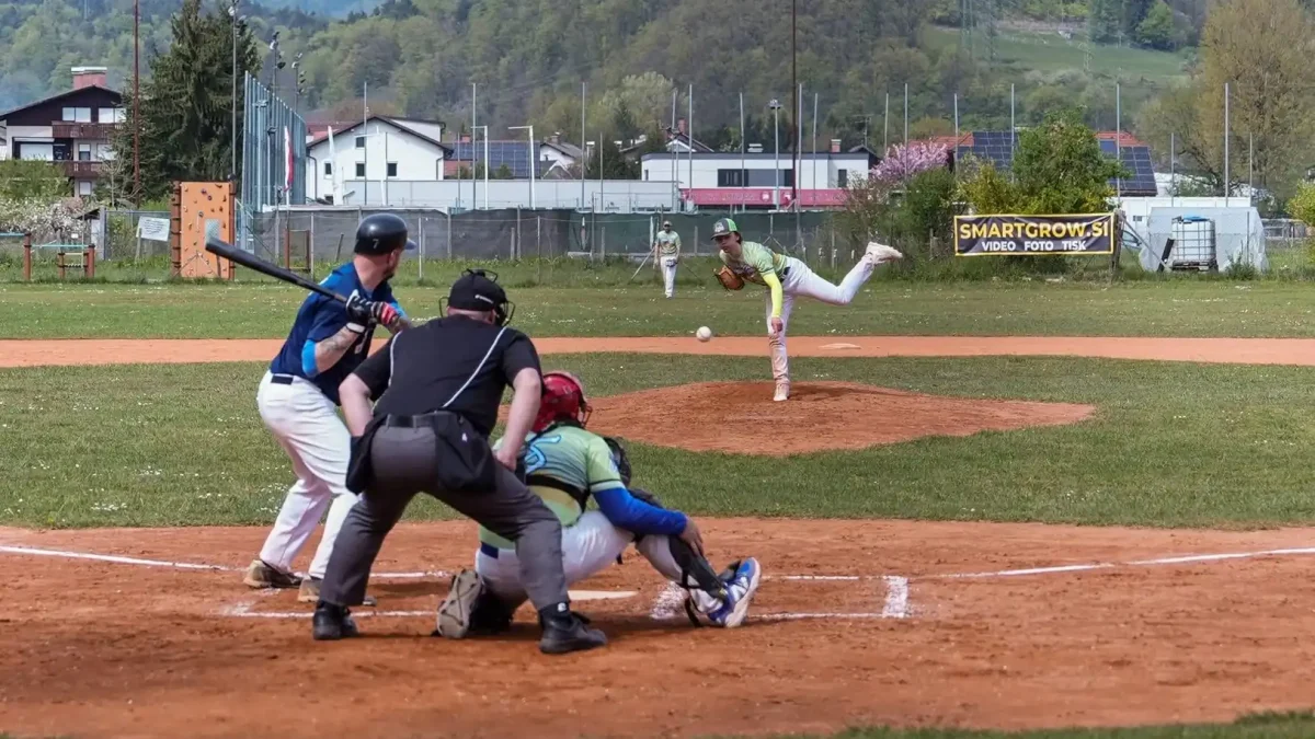 スロベニアで行われている野球の試合（守備についているグリーンのユニフォームが「Baseball & Softball klub」）